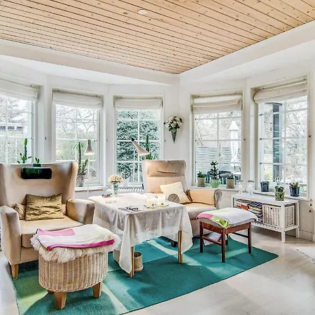 Awesome In W/ 2 Bedrooms *